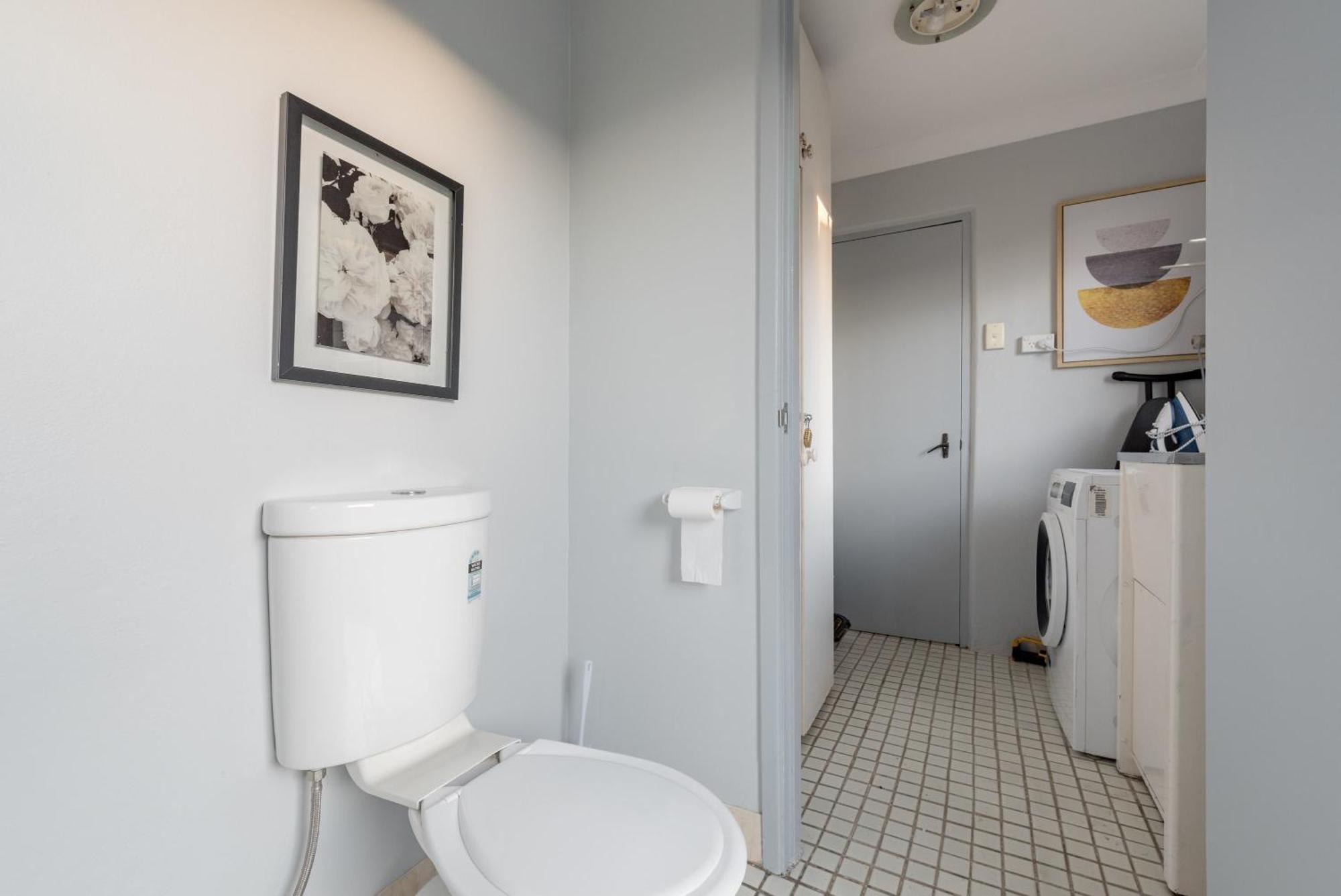Tranquil Double - Next To Bus Station & Park & Chinatown - Shared Bathroom Guest house *
